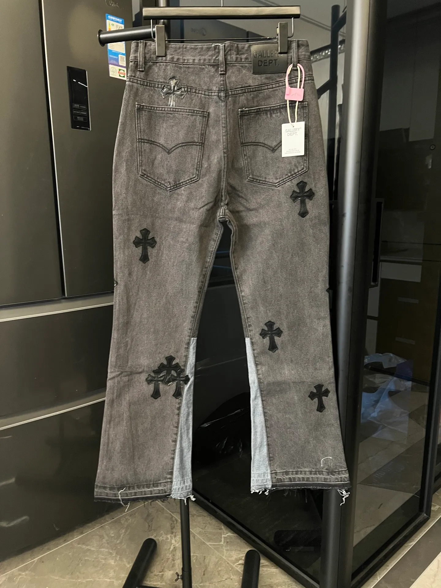 P260 [Next day] Chrome hearts/Chrome hearts GALLERY DEPT cross patch leather joint stitching jeans (black) Size: 28 30 32 34 (corresponding to s-xl) Detailed sizes can be found in the picture
